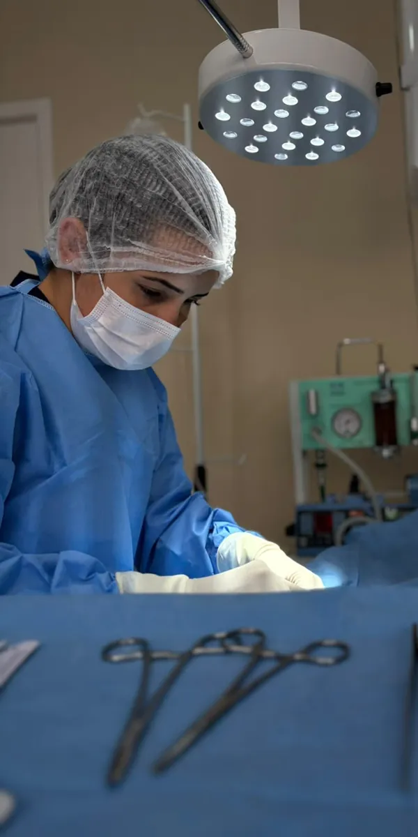 Dra. Jéssica Azevedo Oliveira em procedimento cirúrgico veterinário