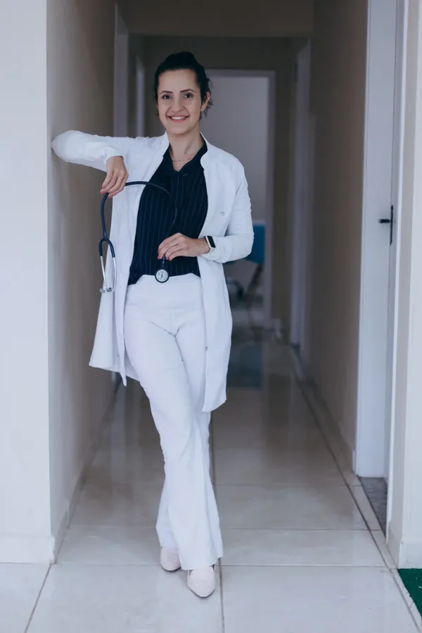 Dra. Jéssica Azevedo Oliveira no consultório veterinário